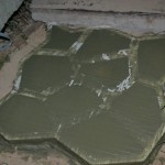 Особое внимание уделите углам, надо максимально заполнить их бетонным раствором.