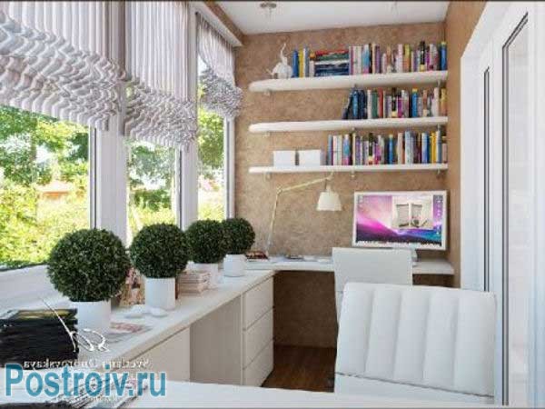 Светлое рабочее место для ребенка на балконе. Фото