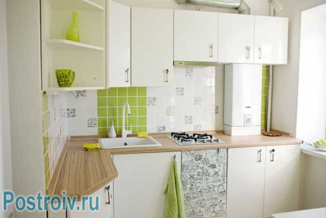 Дизайн маленькой кухни в хрущевке с колонкой светлая кухня Дизайн маленькой кухни в хрущевке с колонкой светлая кухня