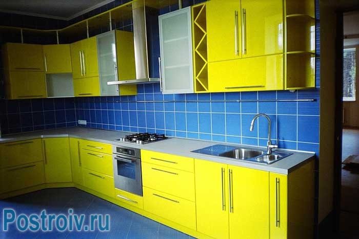Кухня в желтом цвете. Сочетание с синим кухонным фартуком. Фото 1 Кухня в желтом цвете. Сочетание с синим кухонным фартуком. Фото 1