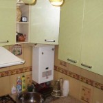 Светло-зеленый гарнитур в хрущевке с колонкой